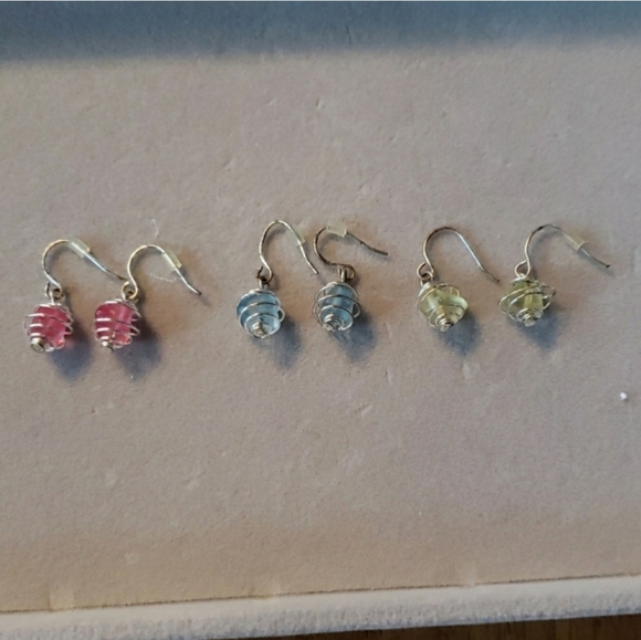 65. 3 Pairs of Drop Earrings - Picture 9 of 10